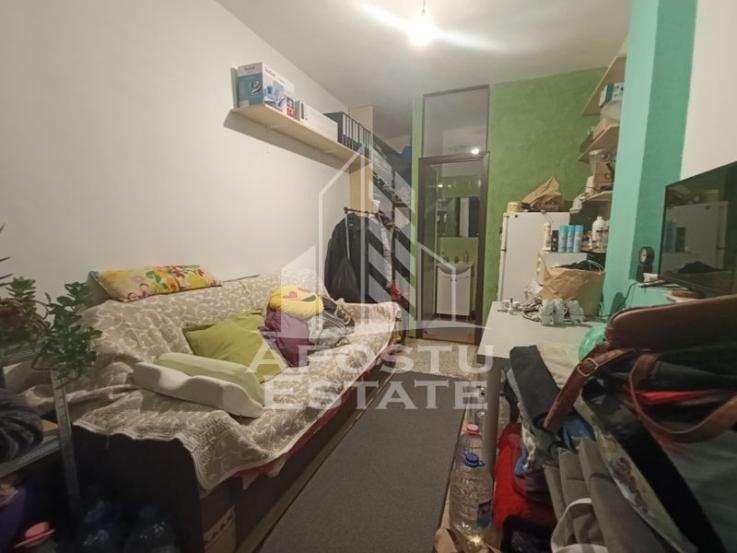 Apartament cu 4 camere, centrala proprie, 2 bai, terasa, zona Iosefin.