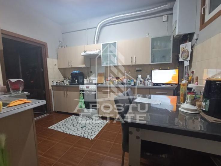 Apartament cu 4 camere, centrala proprie, 2 bai, terasa, zona Iosefin.