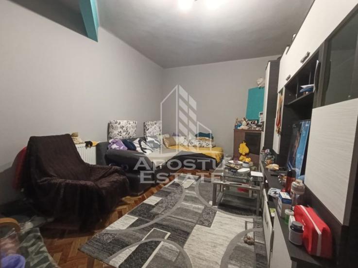 Apartament cu 4 camere, centrala proprie, 2 bai, terasa, zona Iosefin.