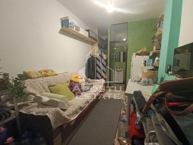 Apartament cu 4 camere, centrala proprie, 2 bai, terasa, zona Iosefin.