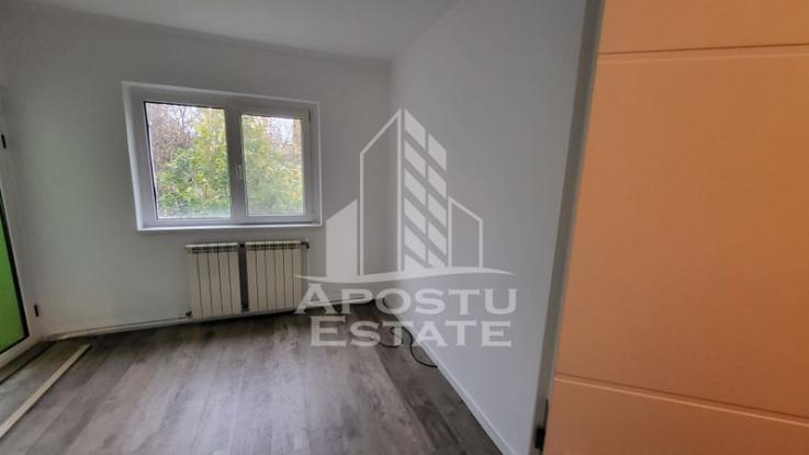 Apartament renovat cu 3 camere,2 bai,Aradului