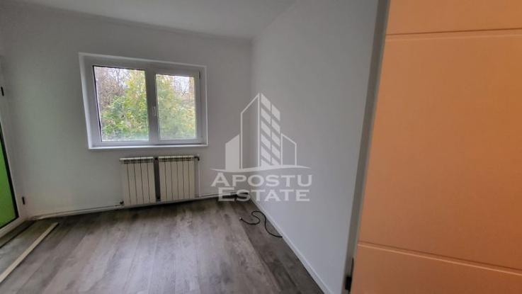 Apartament renovat cu 3 camere,2 bai,Aradului