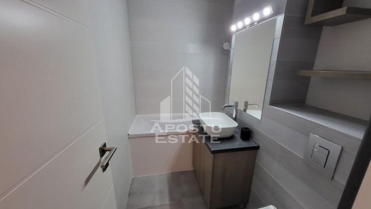 Apartament renovat cu 3 camere,2 bai,Aradului