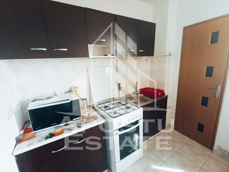 Apartament cu 3 camere, Central, Mobilat, Utilat