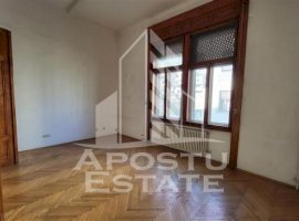 Apartament cu 4 camere, SAD, Piata Victoriei, 180 mp