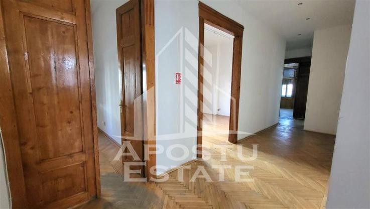 Apartament cu 4 camere, SAD, Piata Victoriei, 180 mp