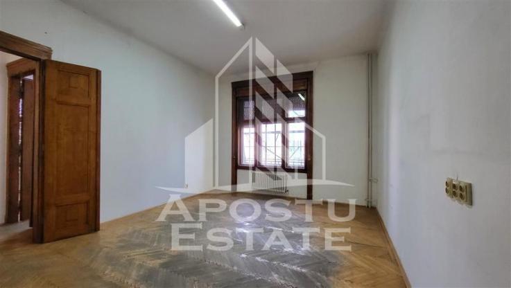 Apartament cu 4 camere, SAD, Piata Victoriei, 180 mp