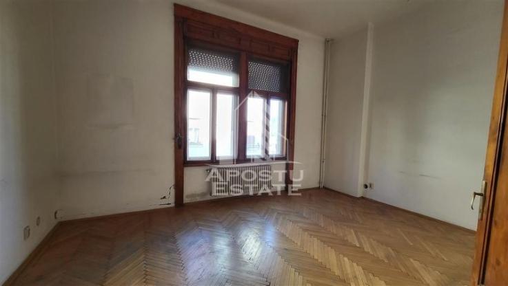 Apartament cu 4 camere, SAD, Piata Victoriei, 180 mp