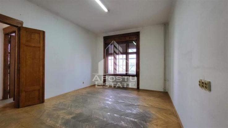 Apartament cu 4 camere, SAD, Piata Victoriei, 180 mp