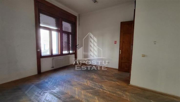 Apartament cu 4 camere, SAD, Piata Victoriei, 180 mp