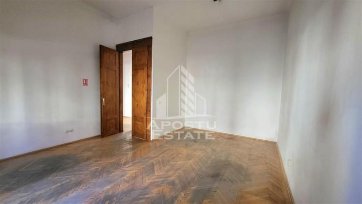 Apartament cu 4 camere, SAD, Piata Victoriei, 180 mp