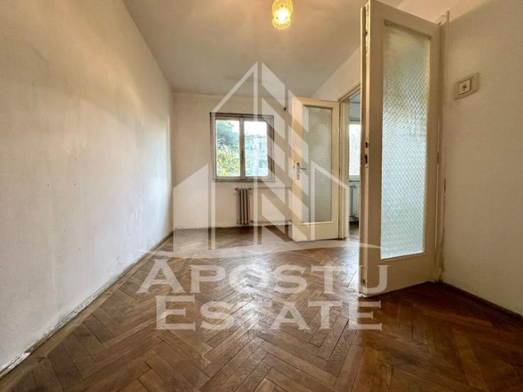 Apartament cu 3 camere, etajul 2, zona Sagului