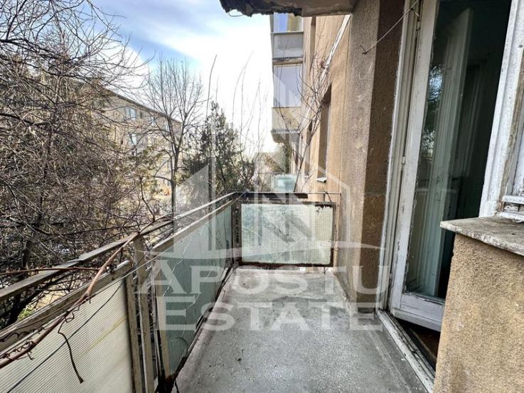 Apartament cu 3 camere, etajul 2, zona Sagului