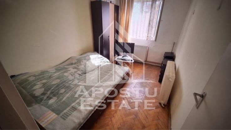 Apartament cu 3 camere, semidecomandat, centrala proprie, zona Iosefin