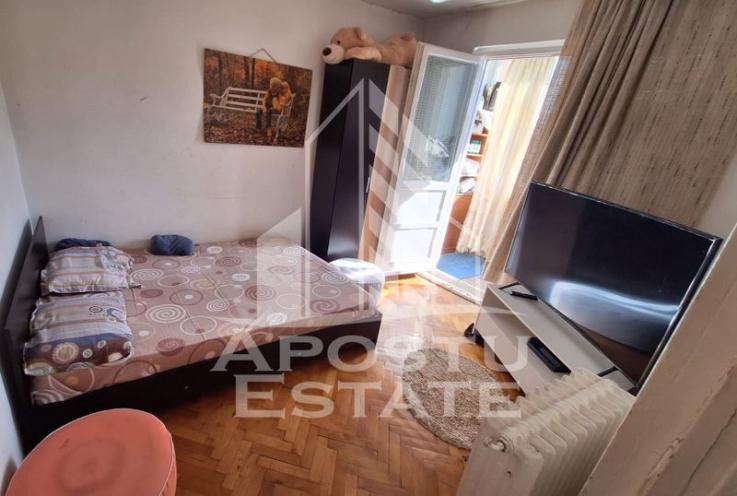 Apartament cu 3 camere, semidecomandat, centrala proprie, zona Iosefin