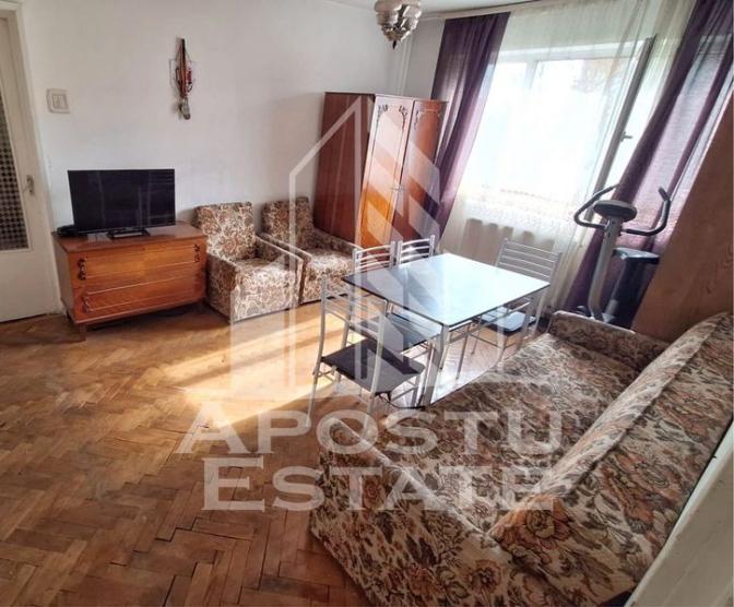 Apartament cu 3 camere, semidecomandat, centrala proprie, zona Iosefin