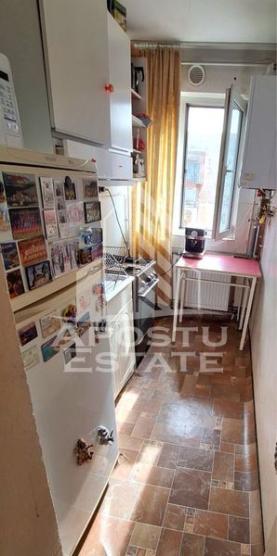 Apartament cu 3 camere, semidecomandat, centrala proprie, zona Iosefin