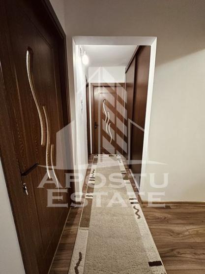 Apartament cu 3 camere, 2 bai, decomandat, situat in zona Soarelui