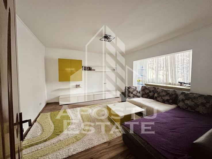 Apartament cu 3 camere, 2 bai, decomandat, situat in zona Soarelui