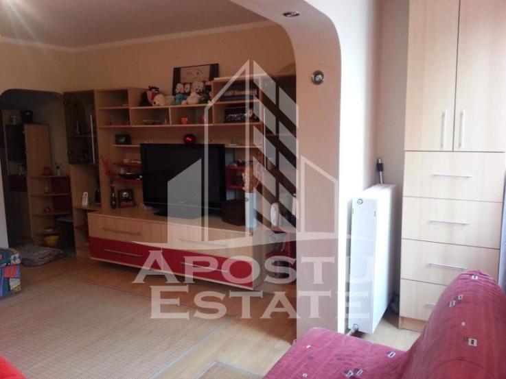 Apartament cu o camera decomandat, in zona Dambovita, etajul intai