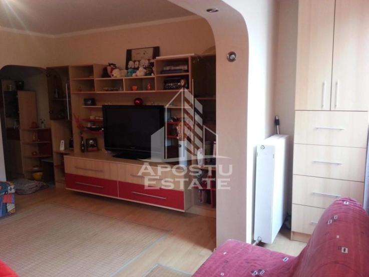 Apartament cu o camera decomandat, in zona Dambovita, etajul intai