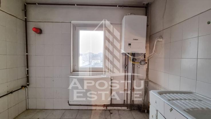 Apartament 4 camere, etaj intermediar, centrala proprie, zona Lipovei