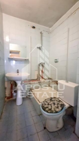 Apartament 4 camere, etaj intermediar, centrala proprie, zona Lipovei