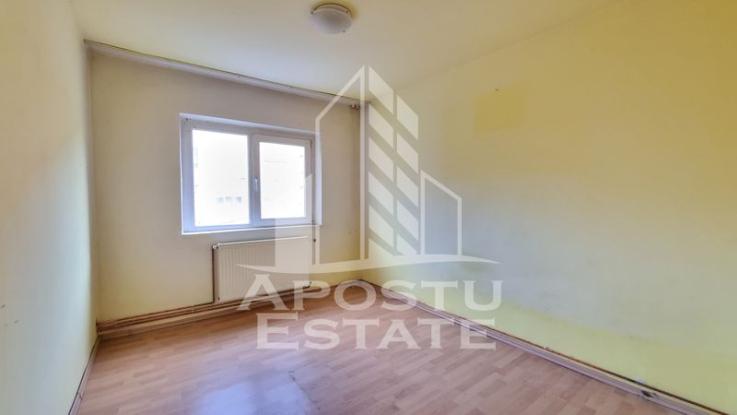 Apartament 4 camere, etaj intermediar, centrala proprie, zona Lipovei