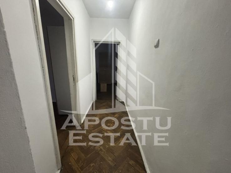 Apartament cu 3 camere si două băi in zona Sagului, decomandat