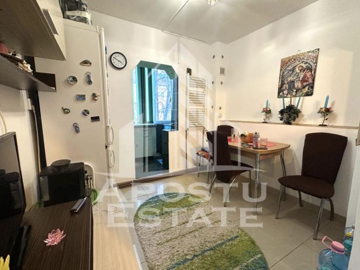 Apartament cu 2 camere, centrala proprie, etajul 3, zona Soarelui