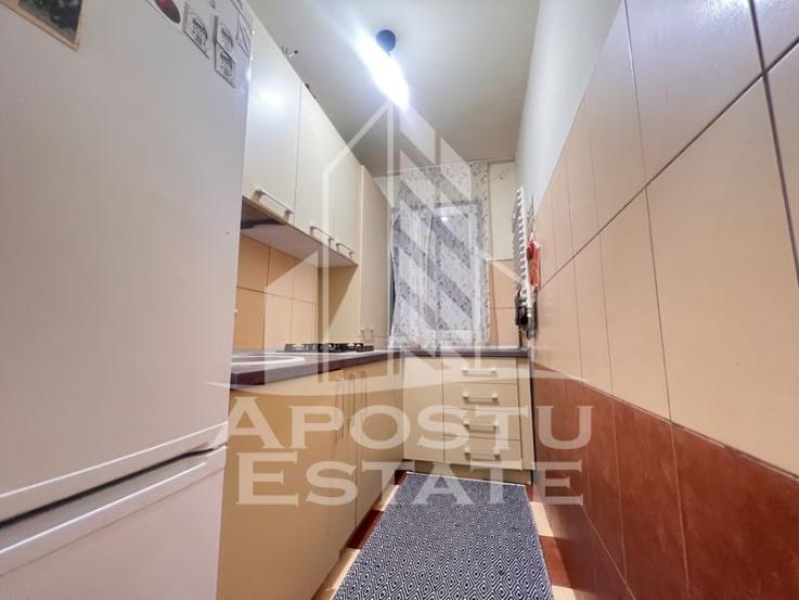 Apartament cu 2 camere, centrala proprie, etajul 2, zona Sagului