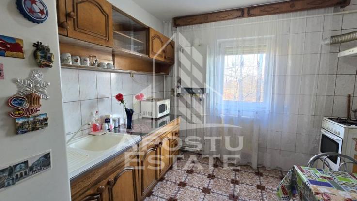 Apartament cu 2 camere, etaj 3, centrala proprie, zona Lipovei