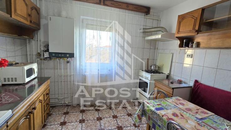 Apartament cu 2 camere, etaj 3, centrala proprie, zona Lipovei