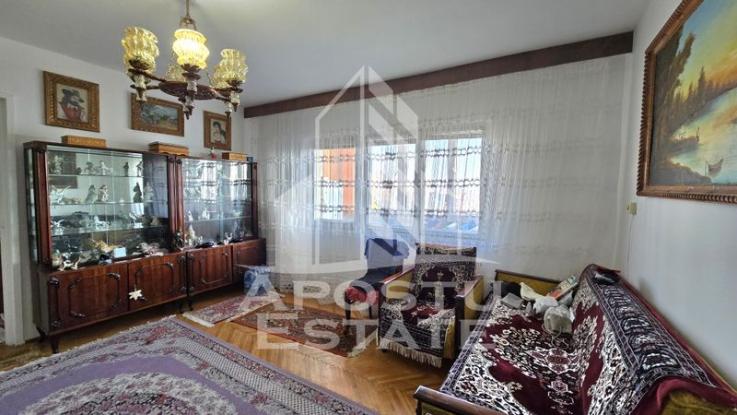 Apartament cu 2 camere, etaj 3, centrala proprie, zona Lipovei