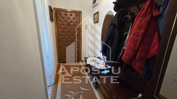 Apartament cu 2 camere, etaj 3, centrala proprie, zona Lipovei