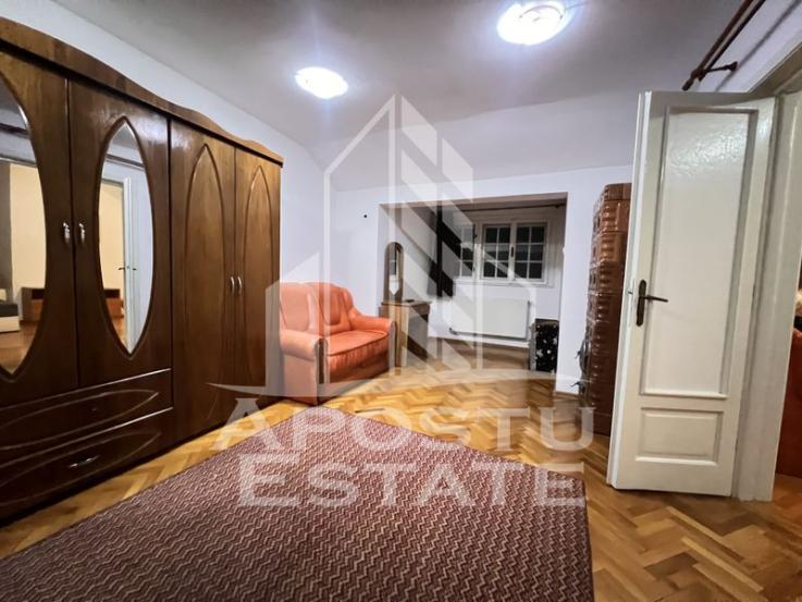 Casa cu 3 camere, 2 locuri de parcare, centrala proprie, zona Balcescu