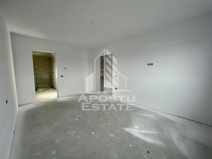 Duplex cu 4 camere, dressing si 3 bai. Toate utilitatile, la asfalt.