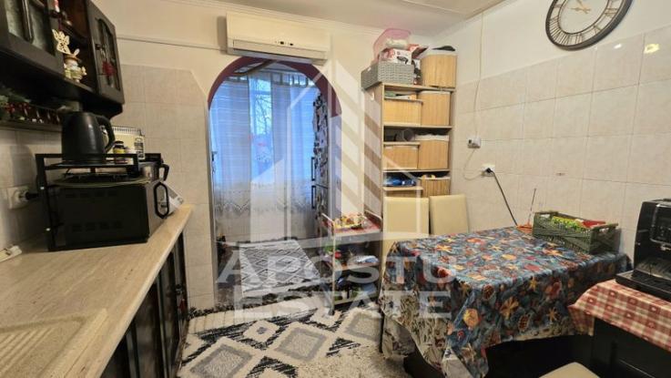 Apartament cu 3 camere, etaj intermediar, Aradului