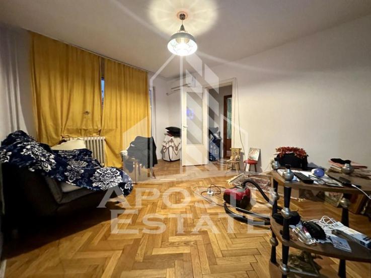 Apartament cu 4 camere, etajul 2, zona Sagului