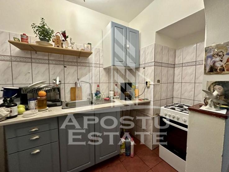 Apartament cu 4 camere, etajul 2, zona Sagului