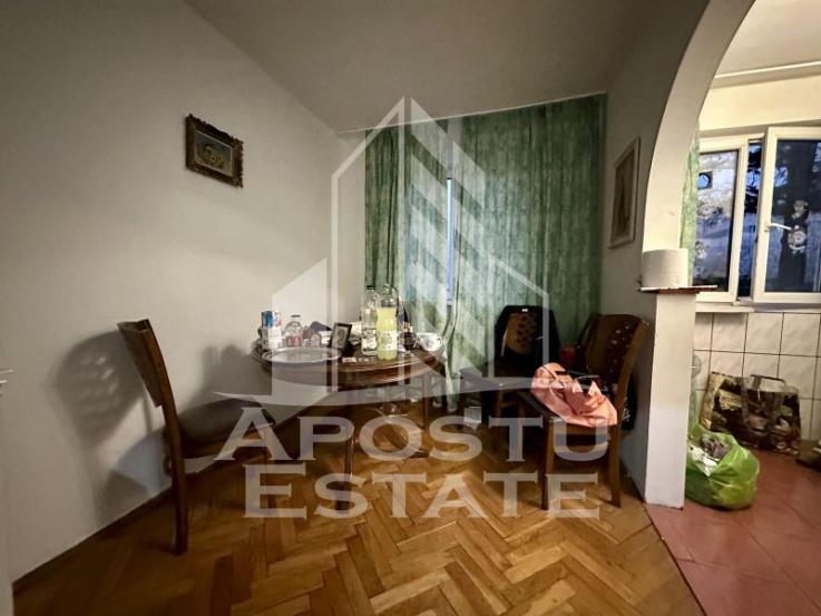 Apartament cu 4 camere, etajul 2, zona Sagului