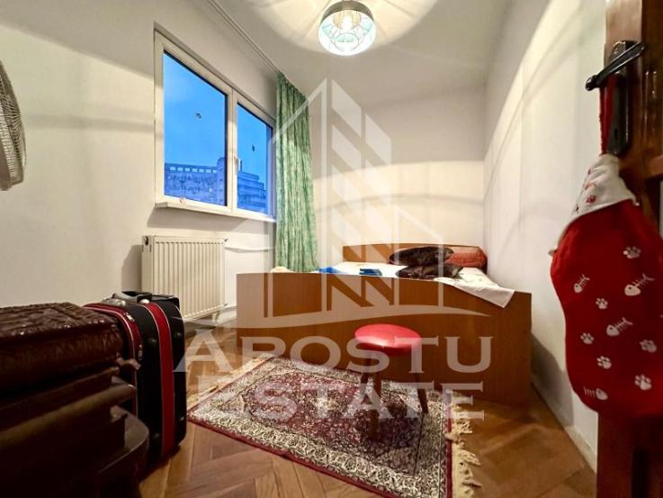 Apartament cu 4 camere, etajul 2, zona Sagului