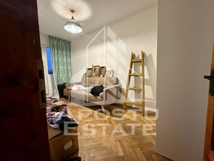 Apartament cu 4 camere, etajul 2, zona Sagului