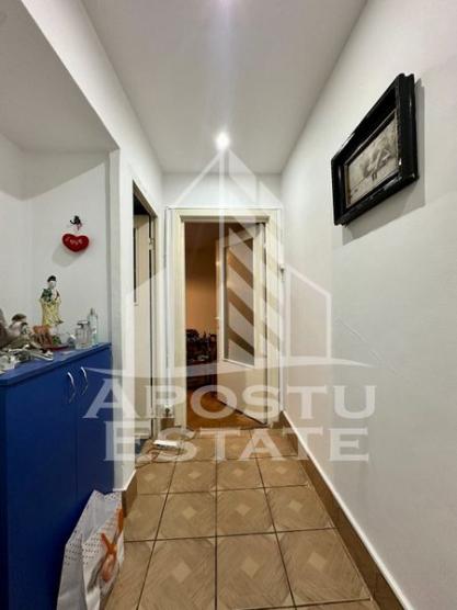 Apartament cu 4 camere, etajul 2, zona Sagului