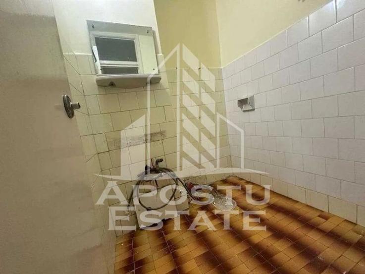 Apartament cu 3 camere, etajul 1, zona Sagului