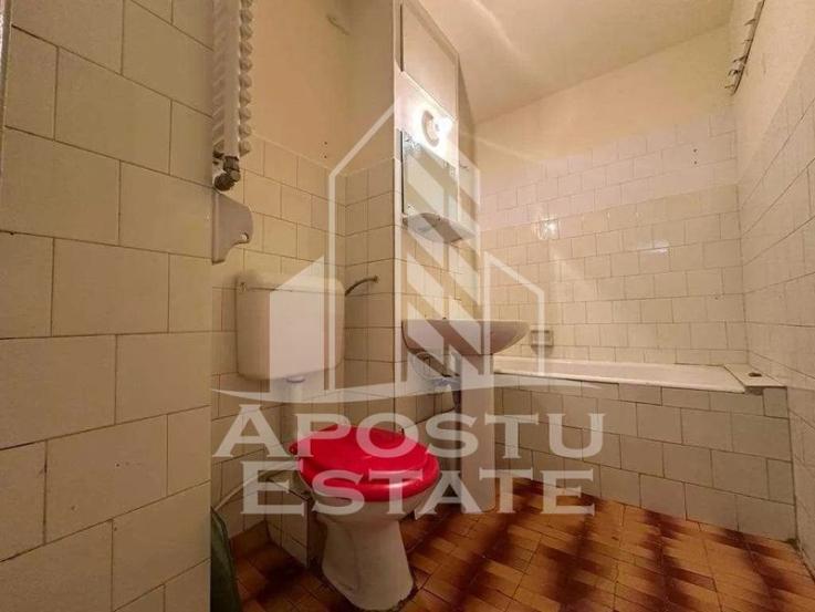 Apartament cu 3 camere, etajul 1, zona Sagului