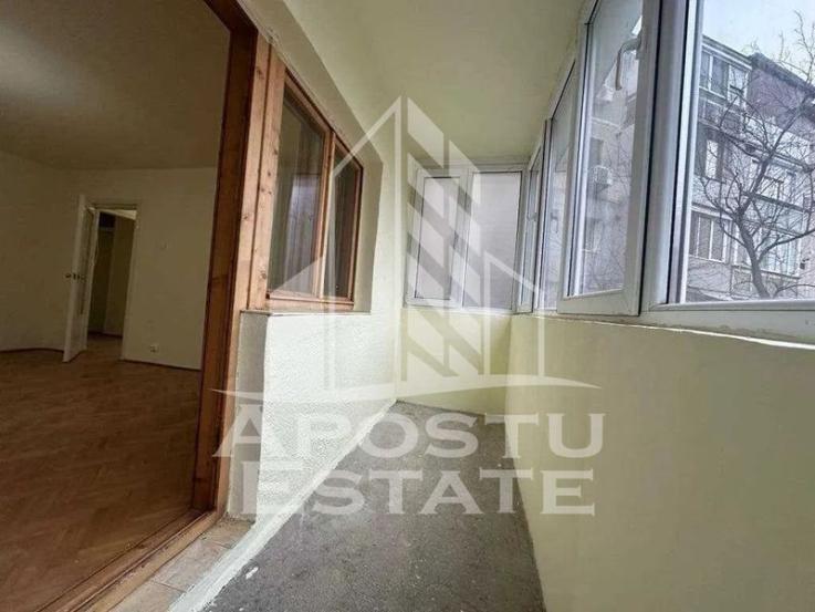 Apartament cu 3 camere, etajul 1, zona Sagului