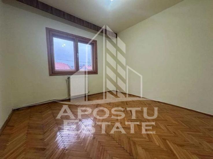 Apartament cu 3 camere, etajul 1, zona Sagului