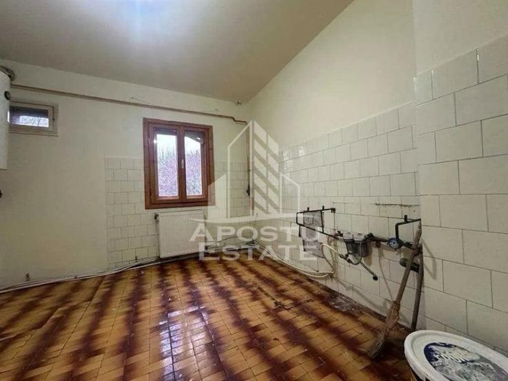 Apartament cu 3 camere, etajul 1, zona Sagului