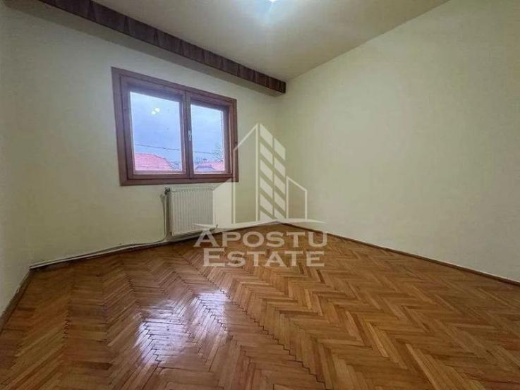 Apartament cu 3 camere, etajul 1, zona Sagului